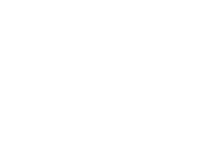 粉砂糖のゲレンデ飴細工で出来た雪の結晶生クリームで塗られた三角形のバームクーヘンの山